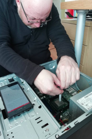 Applying thermal paste to the CPU